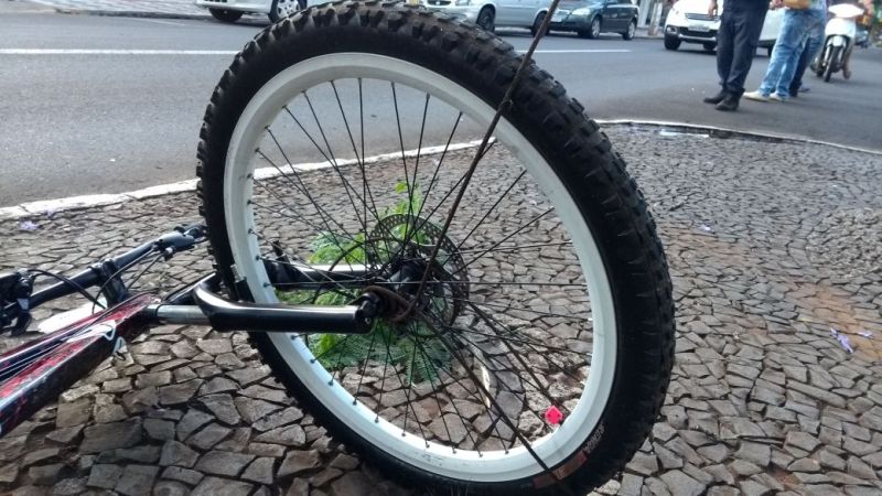 Ir para  <p><big>Um menino de aproximadamente 13 anos, sofreu ferimentos no rosto ao cair de bicicleta quando transitava sobre o canteiro central da Av. Maur&iacute;cio Cardoso, no centro de...