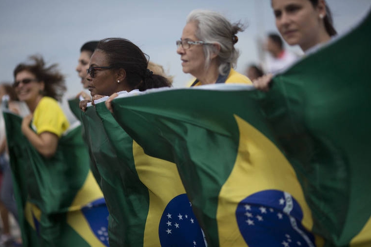 Manifestantes protestam contra a corrupção e a favor da Operação Lava Jato na praia de Copacabana