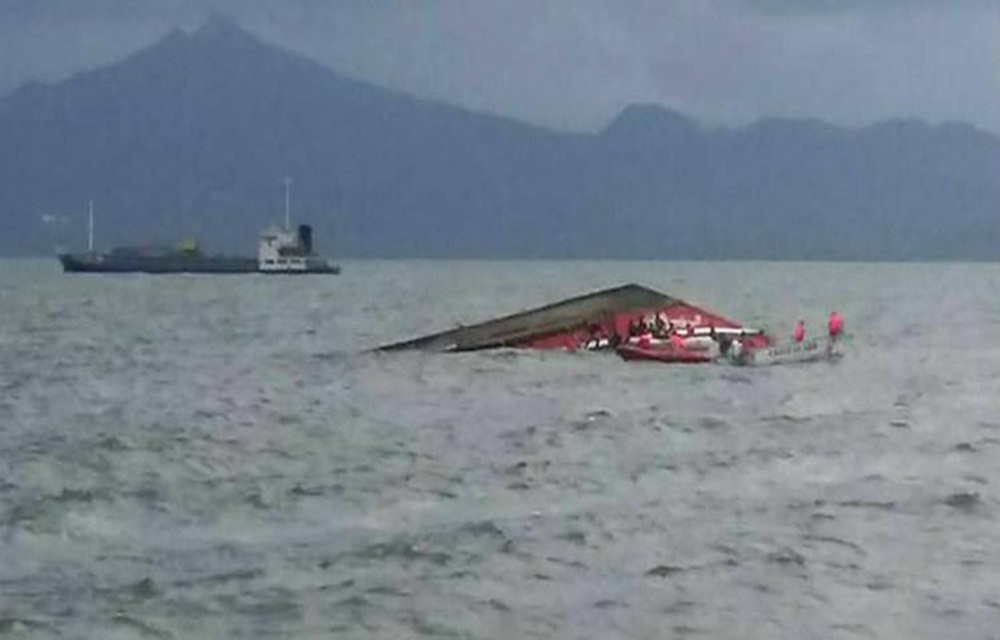 Ir para  <p>Um navio com 251 passageiros naufragou hoje (21) na costa leste das Filipinas, informaram as autoridades da guarda costeira, sem confirmar o n&uacute;mero de resgatados e desaparecidos. As autoridades iniciaram os trabalhos de busca...