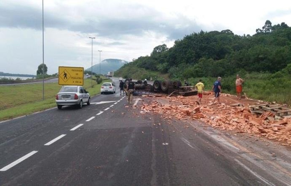 Ir para  <p>Duas pessoas morreram em um acidente envolvendo um caminh&atilde;o na BR 101, no Litoral Norte, neste s&aacute;bado. O acidente ocorreu no km 58 da rodovia no sentido Santa Catarina/Rio Grande do Sul, na divisa entre os...