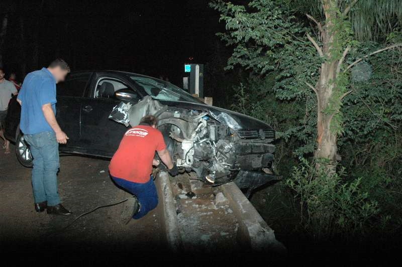 Ir para  <p><big>Um autom&oacute;vel que saia da &Aacute;rea Industrial da Erechim pela RS 477, bateu no guard-rail da ponte sobre o Rio Tigre e por muito pouco n&atilde;o caiu. O acidente aconteceu no in&iacute;cio da noite...