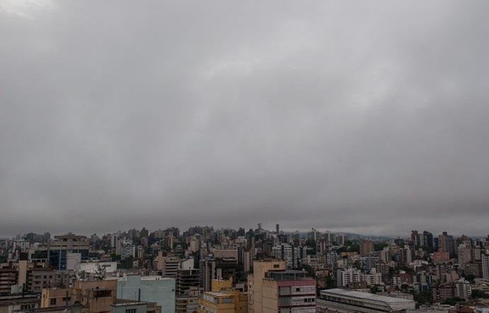Ir para  <p>A presen&ccedil;a de uma frente fria deixa o tempo &uacute;mido no Rio Grande do Sul nesta ter&ccedil;a-feira. Pancadas de chuva podem ocorrer a qualquer hora no Estado, sobretudo em cidades da Metade Norte. Tamb&eacute;m...