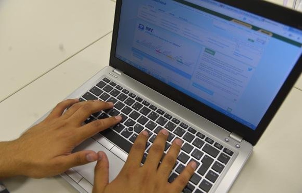Ir para  <p>A Receita Federal abre nesta segunda-feira consulta ao lote residual de restitui&ccedil;&atilde;o do Imposto de Renda Pessoa F&iacute;sica de janeiro. Ao todo, ser&atilde;o desembolsados R$ 310 milh&otilde;es para...