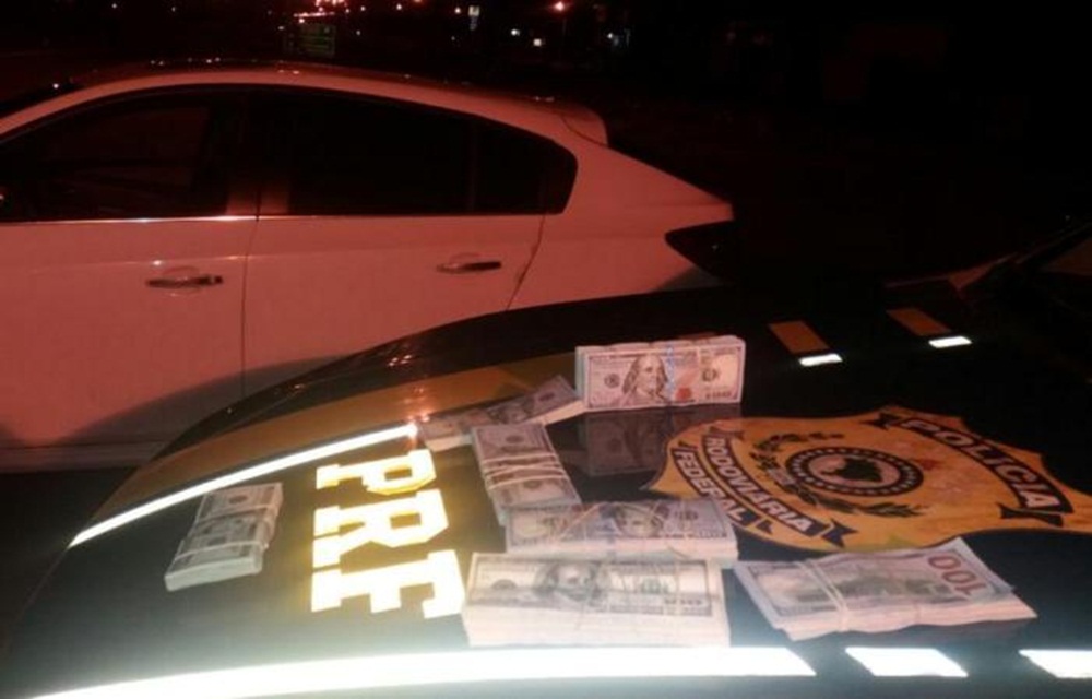 Ir para  <p>A Pol&iacute;cia Rodovi&aacute;ria Federal apreendeu cerca de 100 mil d&oacute;lares, na madrugada desta quarta-feira, na BR 290, em Ros&aacute;rio do Sul. Durante a fiscaliza&ccedil;&atilde;o de rotina, os...