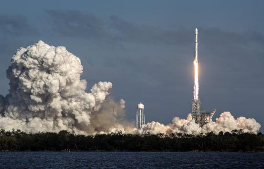 Ir para  <p>O gigantesco foguete Falcon Heavy (Falc&atilde;o Pesado), da empresa privada SpaceX, iniciou nesta sexta-feira (6) no Centro Espacial John F. Kennedy em Cabo Canaveral, na Fl&oacute;rida, nos Estados Unidos, o seu primeiro voo,...