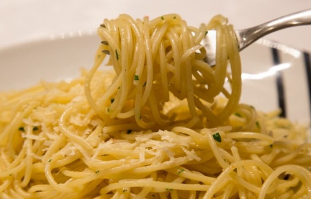 Ir para  <ul>
	<li>1 pacote de macarr&atilde;o 500 g (tipo do macarr&atilde;o a gosto);</li>
	<li>1 saquinho de alho granulado;</li>
	<li>1/2 tablete de manteiga (n&atilde;o use...