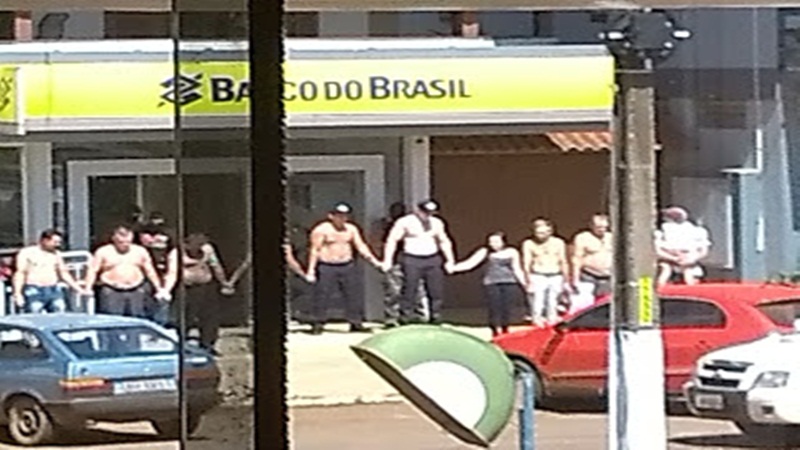 Ir para  <p>Assaltantes fortemente armados invadiram a ag&ecirc;ncia do Banco do Brasil em Tr&ecirc;s Palmeiras na manh&atilde; desta sexta-feira (02/03). Clientes da ag&ecirc;ncia foram obrigados a formar um cord&atilde;o humano...