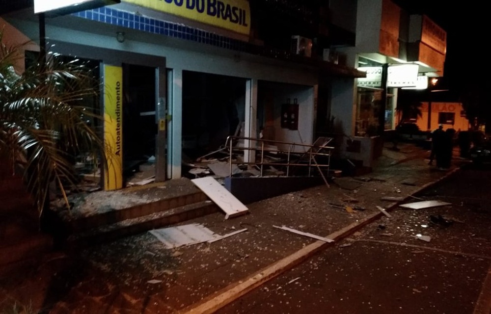 Ir para  <p>Ao menos cinco criminosos atacaram uma ag&ecirc;ncia do Banco do Brasil e fizeram ref&eacute;ns em Santa Clara do Sul, no Vale do Taquari, por volta das 2h40 desta ter&ccedil;a-feira. De acordo com a Brigada Militar (BM), os...