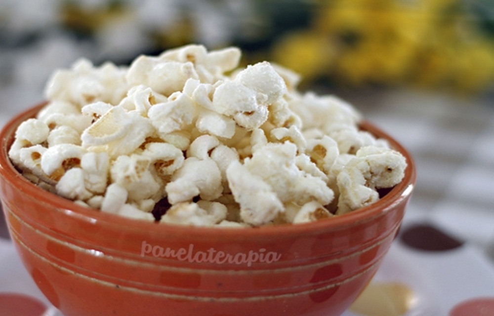 Ir para  <ul>
	<li>1/2 x&iacute;cara (ch&aacute;) de milho para pipoca;</li>
	<li>1/2 x&iacute;cara (ch&aacute;) de a&ccedil;&uacute;car cristal;</li>
	<li>2 colheres (sopa) de &oacute;leo...
