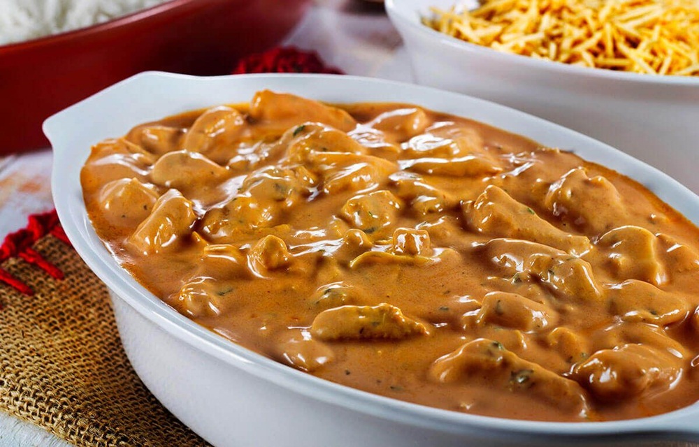 Ir para  <p>1 cebola picada;</p>

<p>1 colher (sopa) de manteiga;</p>

<p>750 g de carne de porco;</p>

<p>1/2 colher (ch&aacute;) sal;</p>

<p>pimenta preta mo&iacute;da a...