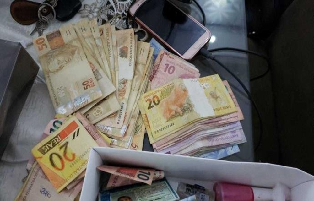 Ir para  <p>A Pol&iacute;cia Federal deflagrou na manh&atilde; desta quinta-feira a opera&ccedil;&atilde;o Duelo&nbsp;com o objetivo de desarticular tr&ecirc;s grupos criminosos que atuam no tr&aacute;fico internacional...