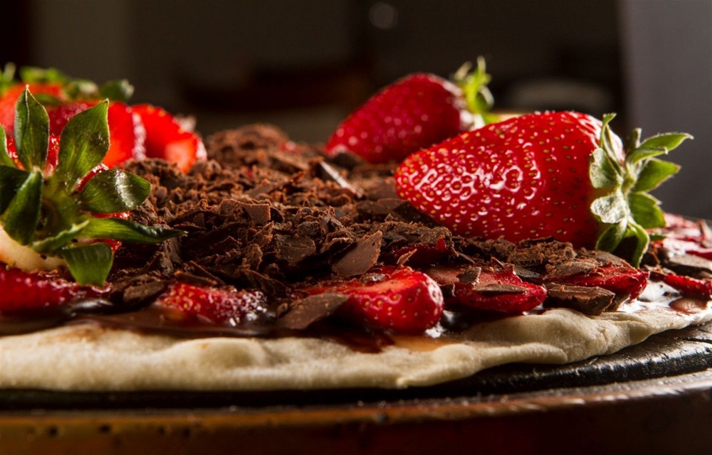 Ir para  <p>&nbsp;tablete de chocolate meio amargo;&nbsp;<br />
1 lata de creme de leite;&nbsp;<br />
1 x&iacute;cara (ch&aacute;) de morangos fatiados;<br />
2 discos de pizza grandes;<br />
raspas de...