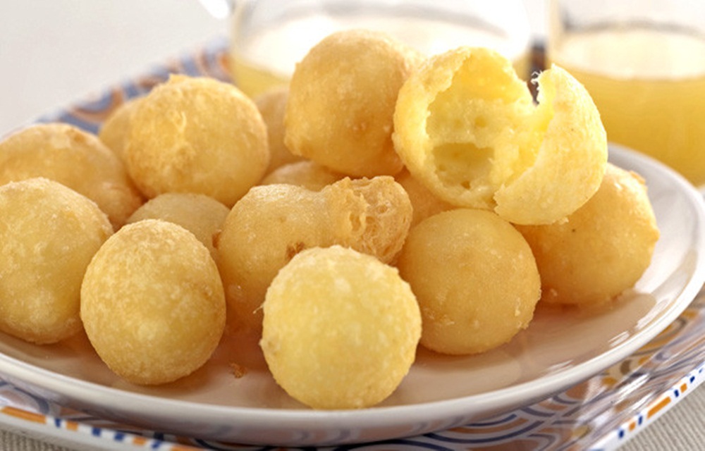 Ir para  <ul>
	<li>2 x&iacute;caras de polvilho azedo;</li>
	<li>1 x&iacute;cara de queijo ralado usei mussarela (de sua prefer&ecirc;ncia);</li>
	<li>1 x&iacute;cara de...