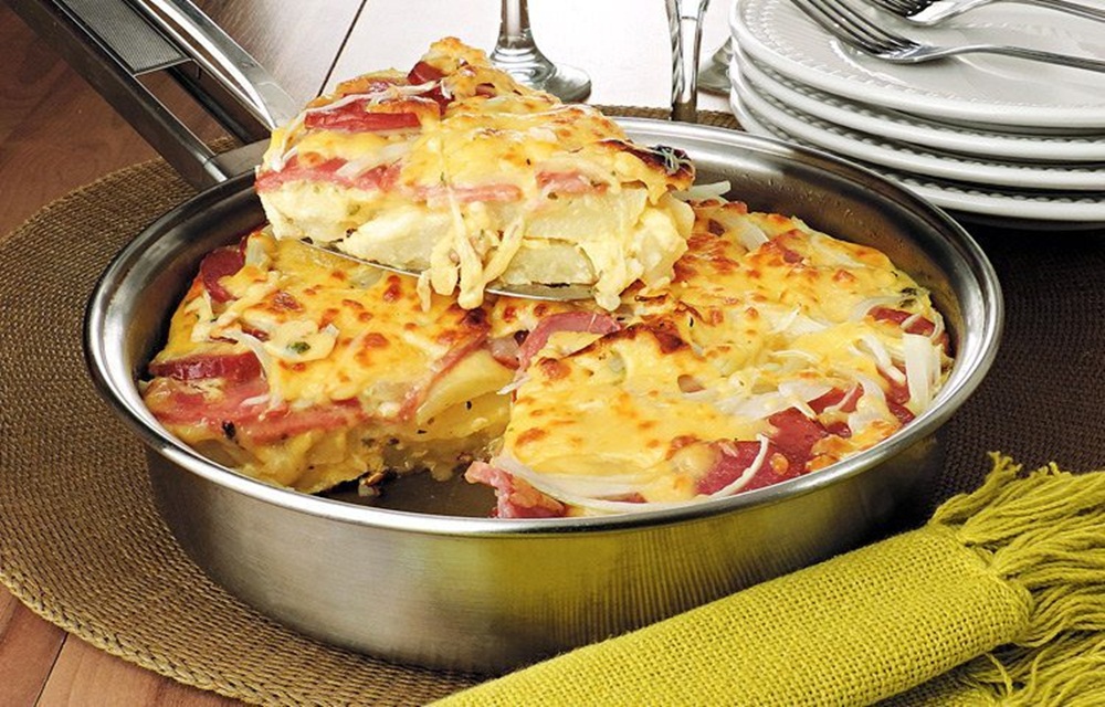 Ir para  <p>3 ovos;<br />
1 e 1/2 batata;<br />
1/2 cebola cortada em rodelas;<br />
60 g de calabresa;<br />
3 colheres (sopa) de azeite;<br />
sal e pimenta-do-reino a gosto;</p>

<p>Comece a...