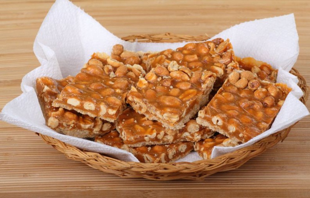 Ir para  <ul>
	<li>250 g de amendoim;</li>
	<li>1 x&iacute;cara de a&ccedil;&uacute;car mascavo (ou comum);</li>
	<li>1 caixinha de leite condensado;</li>
	<li>Colocar o amendoim com casca em...