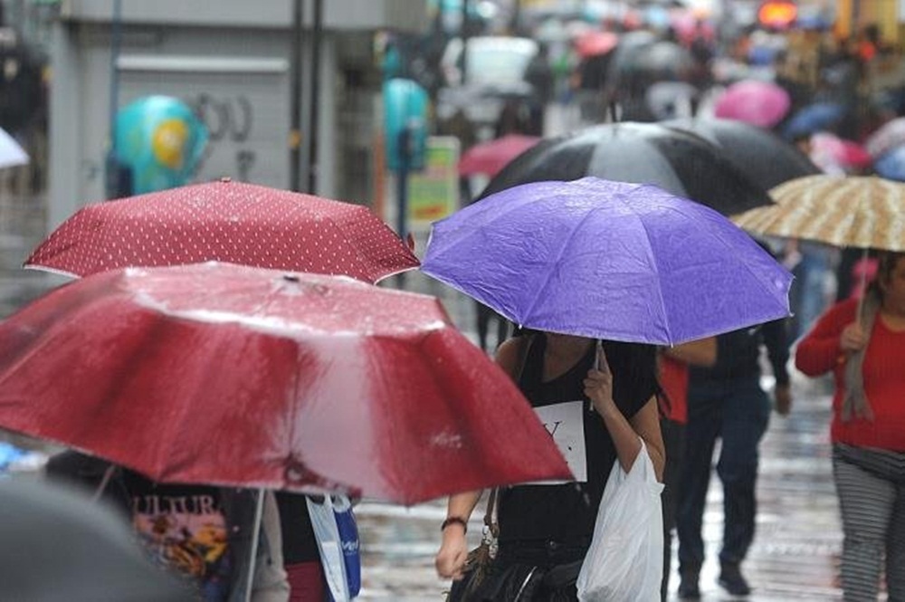 Ir para  <p>Ap&oacute;s um domingo de tempo bom e ensolarado, o Rio Grande do Sul volta a ter instabilidade nesta segunda-feira. De acordo com a MetSul Meteorologia, uma frente fria traz chuva desde cedo para Metade Sul e avan&ccedil;a pelo...