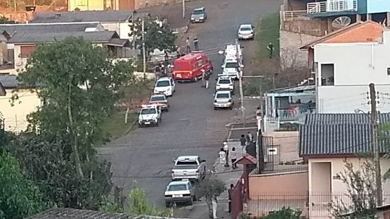 Ir para  <p><big>Um policial militar caiu do telhado de uma casa no bairro Aeroporto, em Erechim,&nbsp; quando perseguia um homem que estava de posse de uma motocicleta furtada. O policial sofreu ferimentos ao cair de uma altura de...
