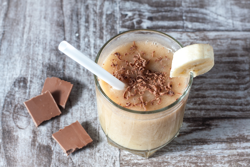 Ir para  <ul>
	<li>3 bananas grandes;</li>
	<li>2 12 colheres (sopa) de achocolatado em p&oacute;;</li>
	<li>600 ml de leite gelado;</li>
	<li>Em um liquidificador, adicione as bananas, o...