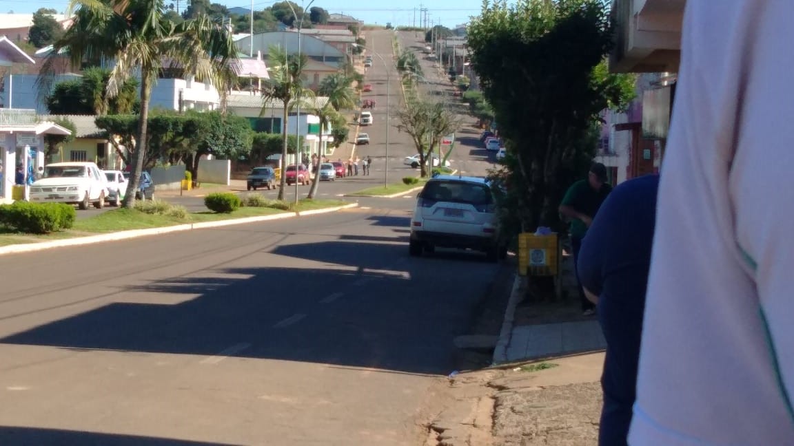Ir para  <p>Pelo menos seis criminosos fortemente armados praticaram assalto a duas ag&ecirc;ncias banc&aacute;rias do munic&iacute;pio de Entre Rios do Sul, no Alto Uruguai Ga&uacute;cho. A ocorr&ecirc;ncia foi registrada na...