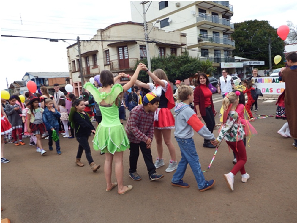 Ir para  <p><big>A Escola Estadual de Educa&ccedil;&atilde;o B&aacute;sica Viadutos deu in&iacute;cio as atividades da Semana da Crian&ccedil;a com uma caminhada pelo centro da...
