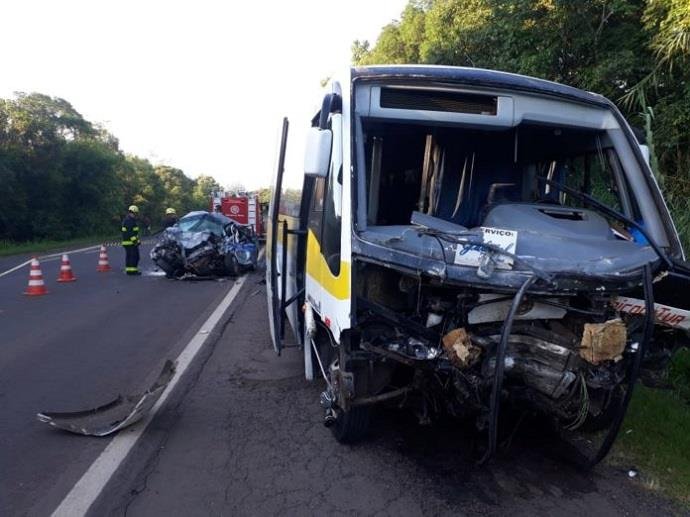 Ir para  <p>Uma pessoa morreu e 14 ficaram feridas em um acidente&nbsp;envolvendo um micro-&ocirc;nibus e um t&aacute;xi&nbsp;em Ven&acirc;ncio Aires, no Vale do Rio Pardo. De acordo com&nbsp;o Comando Rodovi&aacute;rio...