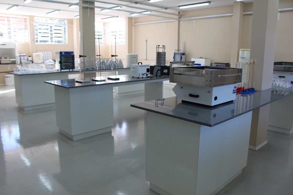 Ir para  <p>&nbsp;&nbsp; <big>A URI Erechim realizou na ultima&nbsp;sexta-feira, 07, a inaugura&ccedil;&atilde;o do Laborat&oacute;rio de An&aacute;lises de Solo e &Aacute;gua, resultado de um conv&ecirc;nio...