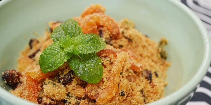 Ir para  <ul>
	<li>1 pacote (500 g) de farofa pronta;</li>
	<li>1 x&iacute;cara de ameixas pretas secas sem caro&ccedil;o;</li>
	<li>5 colheres (sopa) de manteiga;</li>
	<li>1 cebola...