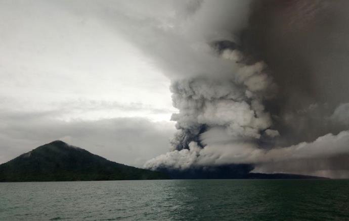 Ir para  <p>O governo da Indon&eacute;sia elevou nesta quinta-feira o n&iacute;vel de alerta para o vulc&atilde;o que provocou um tsunami no Estreito de Sunda, cuja atividade pode, de acordo com os cientistas, gerar uma nova onda...