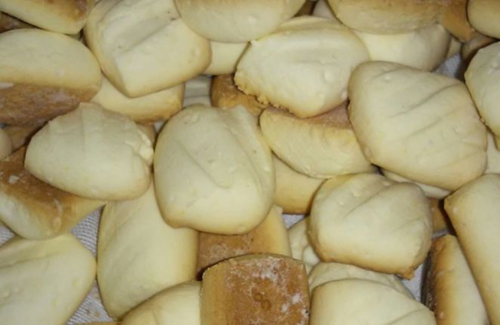 Ir para  <p>3 x&iacute;caras de maisena;</p>

<p>1 x&iacute;cara de farinha de trigo;</p>

<p>1 x&iacute;cara de a&ccedil;&uacute;car;</p>

<p>1 colher de...