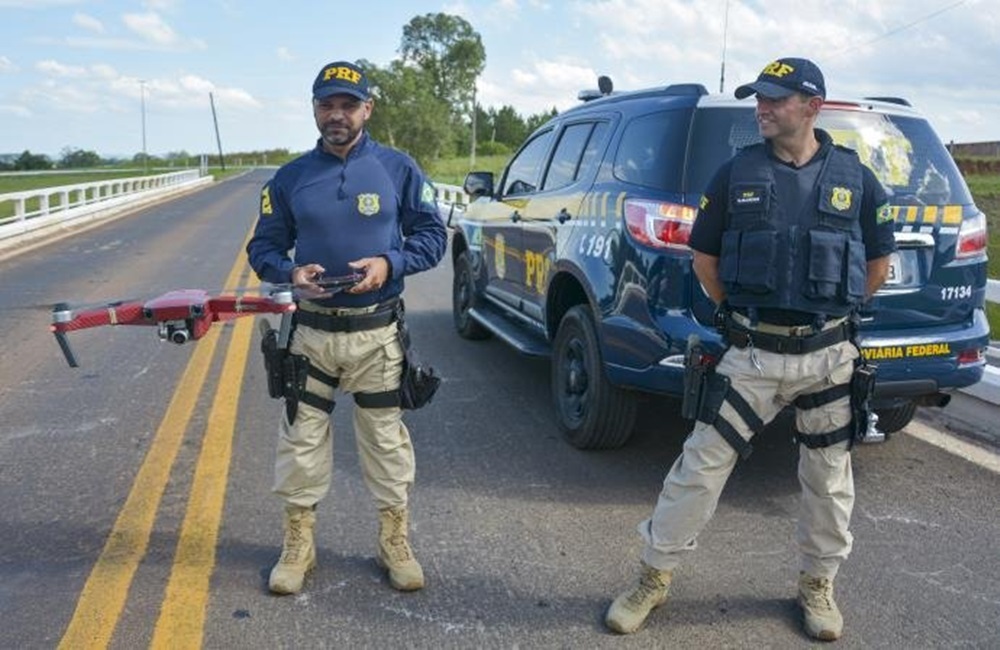 Ir para  <p>A cada hora de opera&ccedil;&atilde;o com drone, nos dias de movimento nas rodovias federais, &eacute; poss&iacute;vel flagrar mais de 150 ocorr&ecirc;ncias de imprud&ecirc;ncia ou infra&ccedil;&atilde;o...