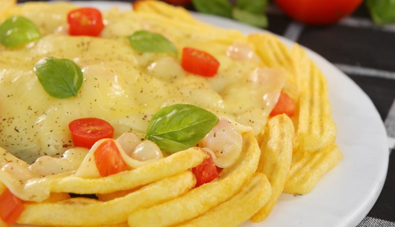 Ir para  <p>3 x&iacute;caras de &Oacute;leo de Soja;<br />
1 embalagem de Batata Pr&eacute;-Frita Congelada;<br />
Sal a gosto;<br />
300g de Queijo mussarela ralado grosso;<br />
4 Tomates sem pele e sem...