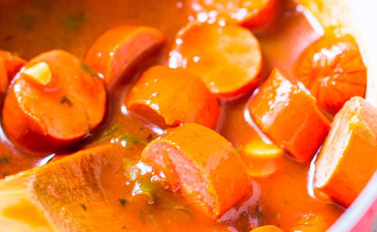 Ir para  <p>500 g de molho de tomate pronto;<br />
4 tomates sem semente picados;<br />
1 kg de salsicha;<br />
1 cebola grande picada;<br />
2 colheres (sopa) de &oacute;leo;<br />
2 latas de milho verde...