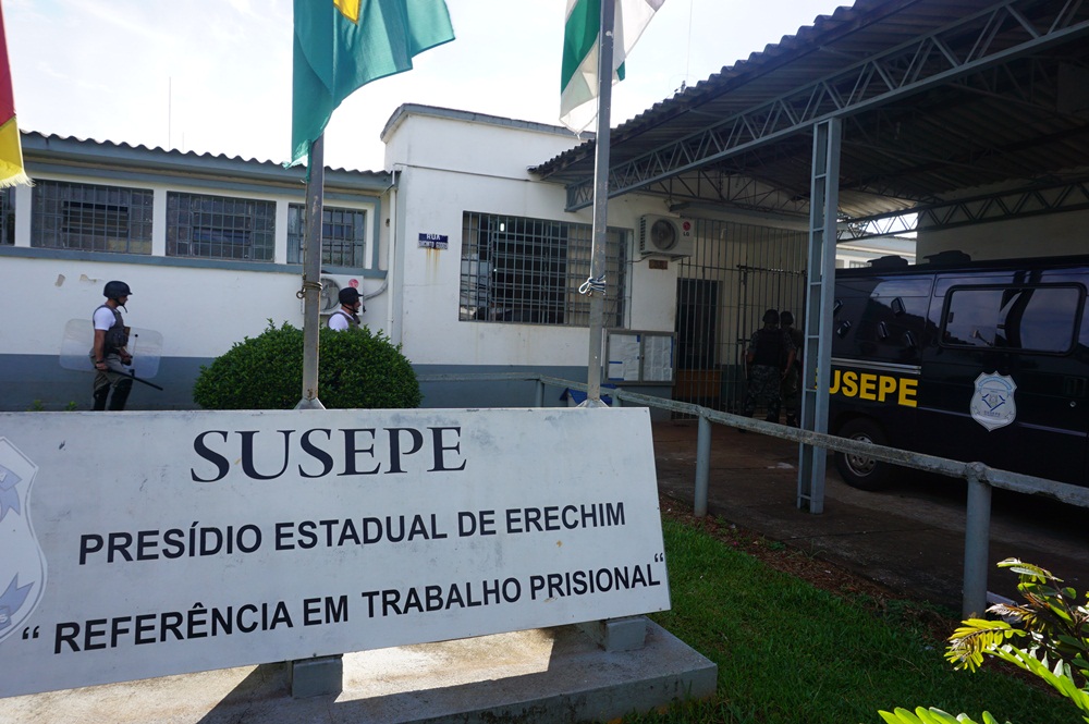 Ir para  <p><big>A Policia Militar e agentes da Susepe fazem busca no Parque Longines Malinowski e nas resid&ecirc;ncias pr&oacute;ximas por detentos que fugiram nas primeiras horas, deste domingo, 17, por volta das 2h30, do presidio...