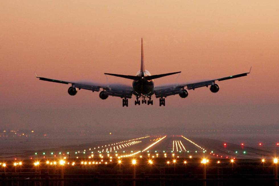 Ir para  <p>O governo federal tem a meta m&iacute;nima de arrecadar R$ 2,1 bilh&otilde;es (valor de outorga) com a concess&atilde;o de 12 aeroportos, em tr&ecirc;s blocos regionais, no leil&atilde;o desta sexta-feira, a partir...