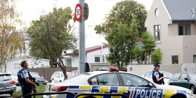 Ir para  <p>Ao menos 49 pessoas morreram em ataques contra duas mesquitas da cidade neozelandesa de Christchurch nesta sexta-feira e, segundo as autoridades locais, um dos autores foi identificado como um extremista australiano. Os ataques na cidade...