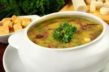 Ir para  <p>200g de mandioca descascada e cozida;</p>

<p>1/2 x&iacute;c. de leite;</p>

<p>1 colher de sopa de manteiga;</p>

<p>sal a gosto;</p>

<p>noz moscada a...