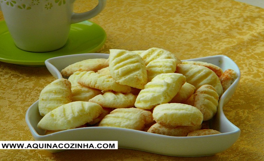 Ir para  <p>2 tabletes de margarina;</p>

<p>3 gemas;</p>

<p>1 x&iacute;cara (ch&aacute;) de a&ccedil;&uacute;car;</p>

<p>500 g de amido de milho;</p>

<p>3 colheres...