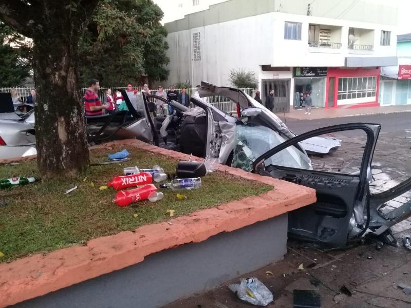 Ir para  <p><big>Tr&ecirc;s jovens, moradores de Get&uacute;lio Vargas, sofreram ferimentos em um acidente no final da madrugada desta quinta-feira(18), no centro de Get&uacute;lio...