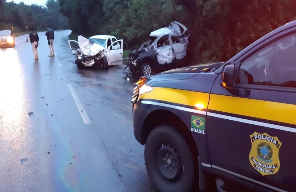 Ir para  <p>Um acidente causou a morte de um motorista e deixou outras duas pessoas feridas na BR 470, em Vila Flores, no in&iacute;cio deste domingo. De acordo com a Pol&iacute;cia Rodovi&aacute;ria Federal (PRF), uma colis&atilde;o...
