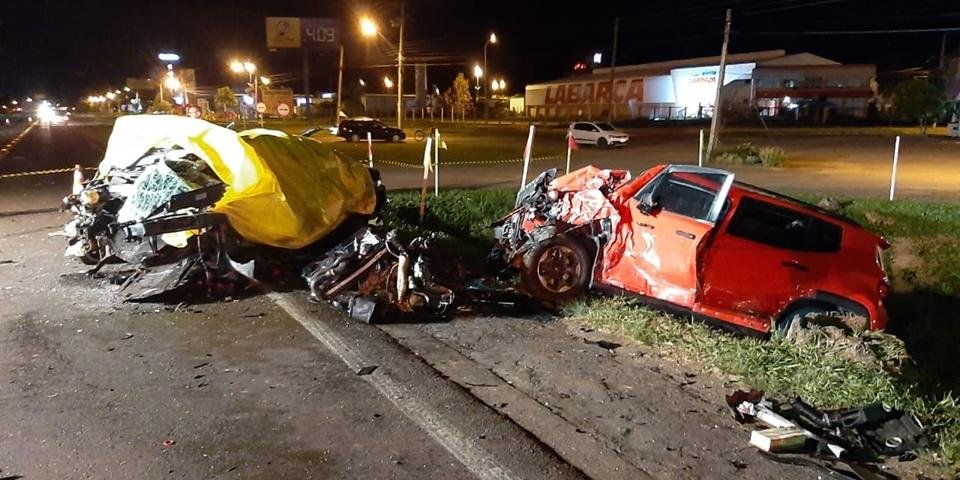 Ir para  <p>Duas pessoas morreram em acidente que envolveu um caminh&atilde;o e outros tr&ecirc;s carros na ERS 115, em Igrejinha, no Vale do Paranhana, na madrugada desta sexta-feira. O Corpo de Bombeiros da Brigada Militar em Tquara foi...