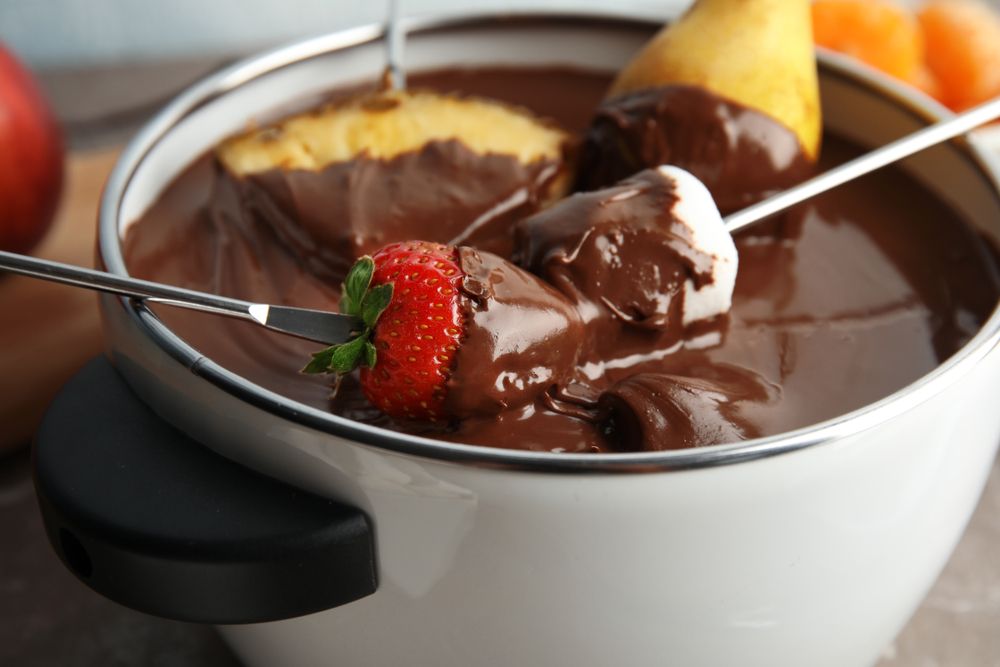 Ir para  <p>100 g de chocolate meio amargo picado ou ralado;</p>

<p>100 g de chocolate ao leite picado ou ralado;</p>

<p>1 copo (americano) de creme de leite;</p>

<p>4 colheres (sopa) de conhaque ou licor...