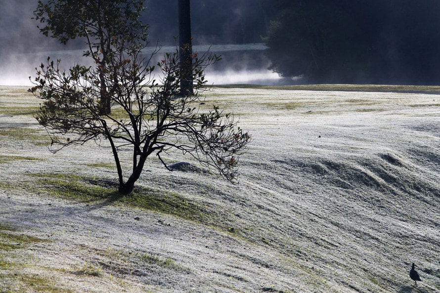 Ir para  <p>A presen&ccedil;a de um centro de ar polar no Rio Grande do Sul garantiu, nesta sexta-feira, mais uma manh&atilde; g&eacute;lida para os ga&uacute;chos. De acordo com a MetSul Meteorologia, as temperaturas ficaram entre...