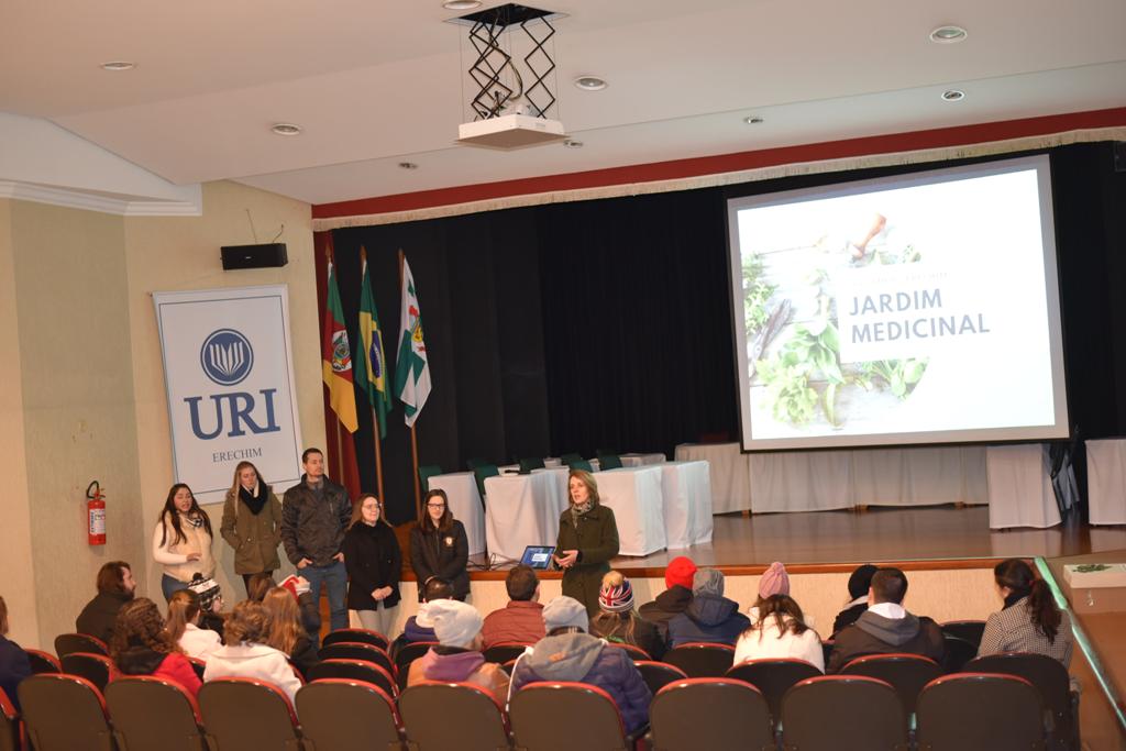 Ir para  <p><big>&nbsp;Uma iniciativa inovadora motivada por acad&ecirc;micos e professores de quatro cursos da URI Erechim resultou no projeto multidisciplinar &ldquo;Jardim de Plantas Medicinais e...