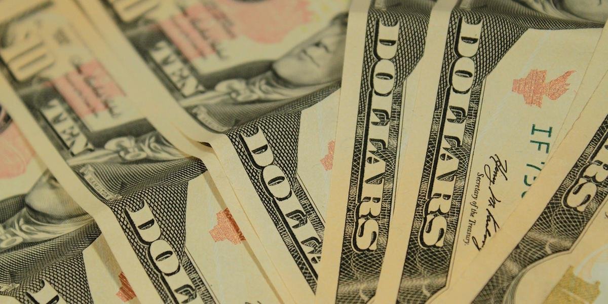 Ir para  <p>Em um dia de otimismo no mercado financeiro, a moeda norte-americana fechou em seu menor n&iacute;vel em 52 dias. O d&oacute;lar comercial encerrou esta sexta-feira a R$ 4,05, com queda de R$ 0,017 (-0,42%). A moeda...