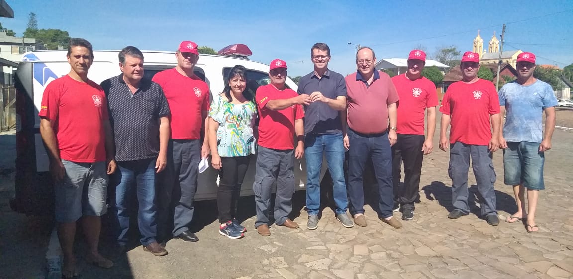Ir para  <p>Ap&oacute;s verificar a legalidade da a&ccedil;&atilde;o, o Governo Municipal de Gaurama cedeu uma ambul&acirc;ncia aos Bombeiros Volunt&aacute;rios do munic&iacute;pio. A a&ccedil;&atilde;o foi realizada...