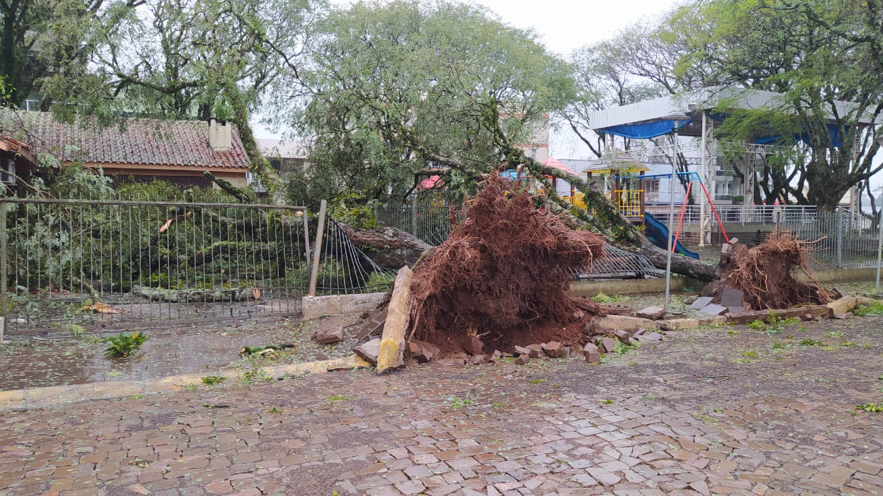 Ir para  <p>Passagem de &quot;ciclone bomba&quot; hoje (30), por volta do meio dia, deixou rastro de in&uacute;meros estragos em Gaurama.</p>

<p>Foram alguns minutos de chuva intensa e ventos muito fortes que causaram...