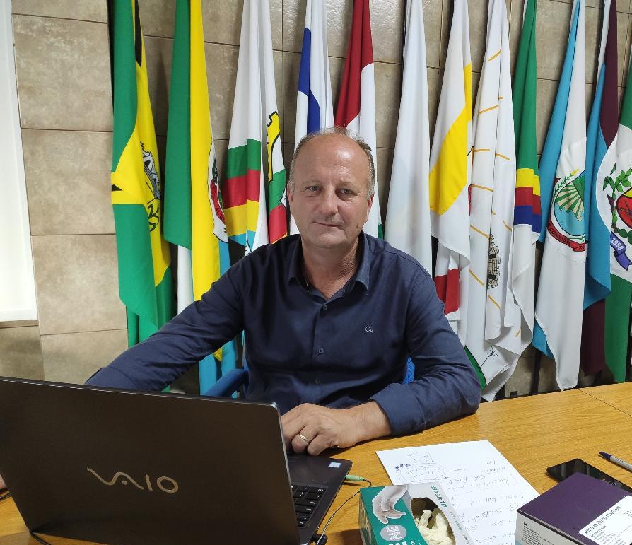 Ir para  <p><big>A Associa&ccedil;&atilde;o de Munic&iacute;pios do Alto Uruguai - AMAU, em nome de seus 32 munic&iacute;pios associados, que juntos atendem uma clientela escolar de aproximadamente 17 mil alunos, na rede...