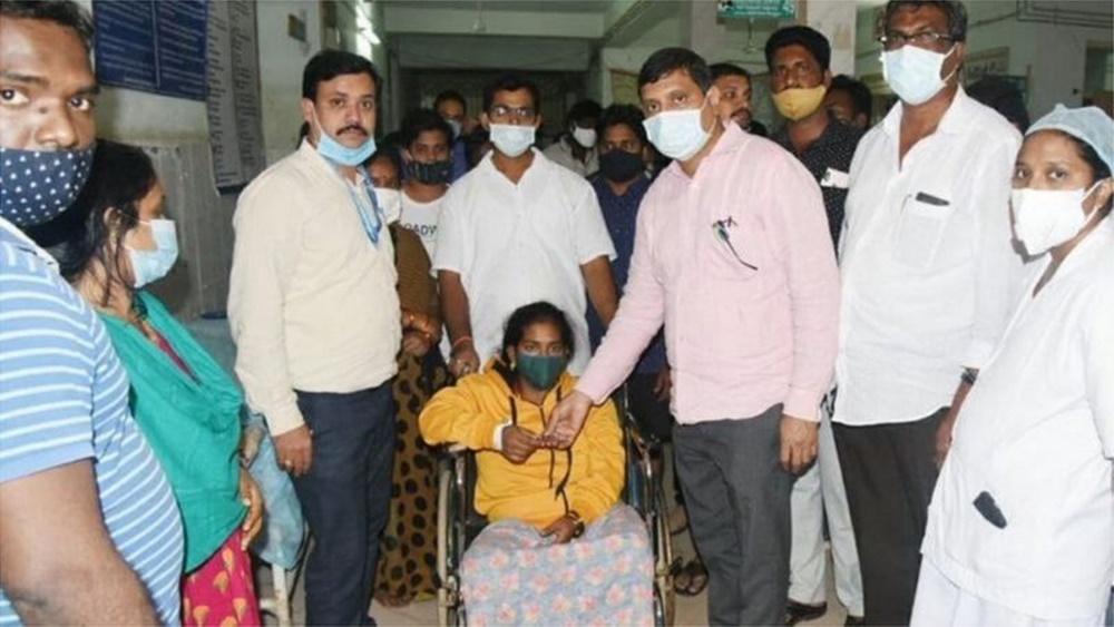 Ir para  <p><big>Uma doen&ccedil;a ainda n&atilde;o identificada levou centenas de pessoas a serem hospitalizadas na cidade indiana de Eluru, durante o fim de semana, com uma morte registrada.&nbsp;Nenhum dos pacientes internados...