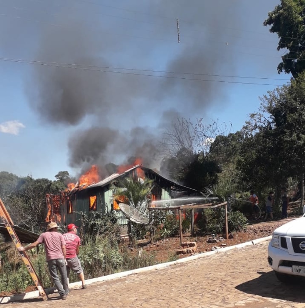 Ir para  <p><big>Uma casa de madeira onde morava um casal e dois filhos, no bairro Ypiranga, em Gaurama, foi destru&iacute;da pelo fogo na tarde desta quinta-feira(25).</big></p>

<p><img...