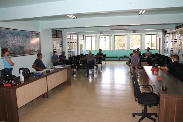 Ir para  <p><big>Na semana que passou reuniram-se na C&acirc;mara Municipal de Vereadores, Presidente do Sindicato dos Trabalhadores Rurais, Adilson Machado da Silva e diretores, Prefeito em Exerc&iacute;cio Giovan Andr&eacute;...